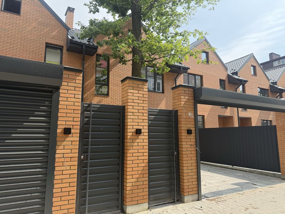 Таунхаус в центрі Ірпеня! Окремий двір!