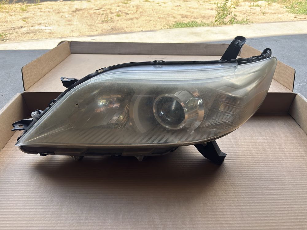 Lampy przednie Toyota SIENNA 2011