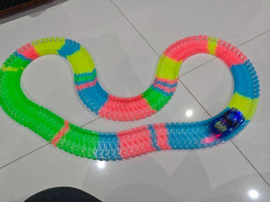 Tory samochodowe świecące magic track z autkiem