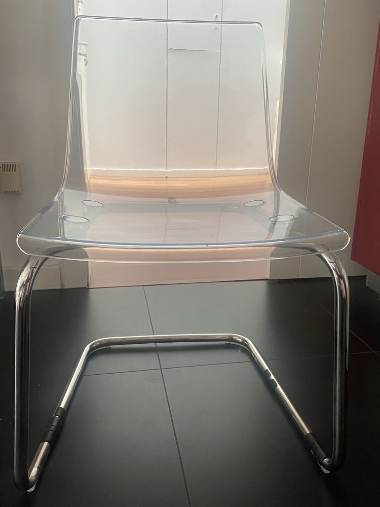 Conjunto de mesa e 4 cadeiras com estrutura metalica