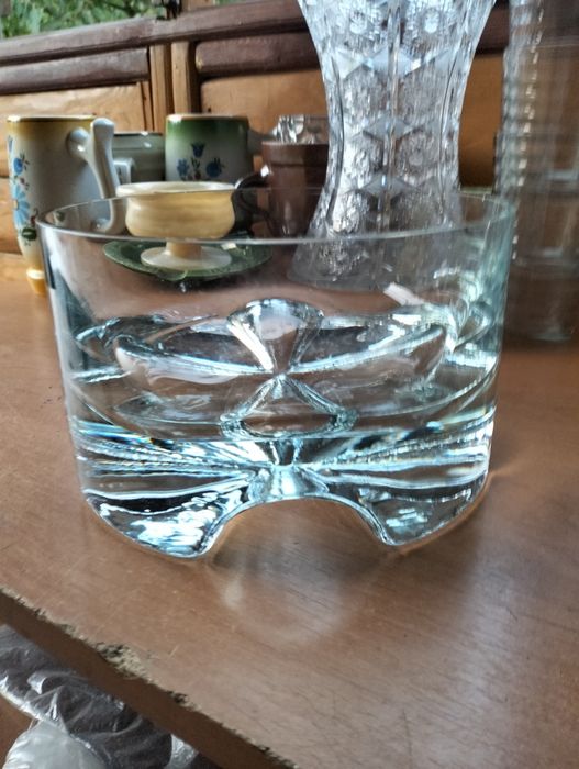 Świecznik , różowa butelka z kamieniami