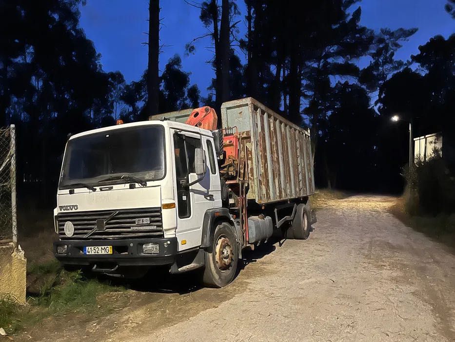 Volvo fl6 com grua