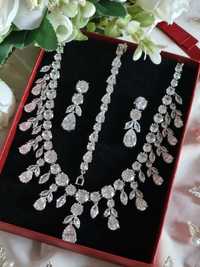 Piękny komplet biżuterii ślubnej w srebrnym kolorze