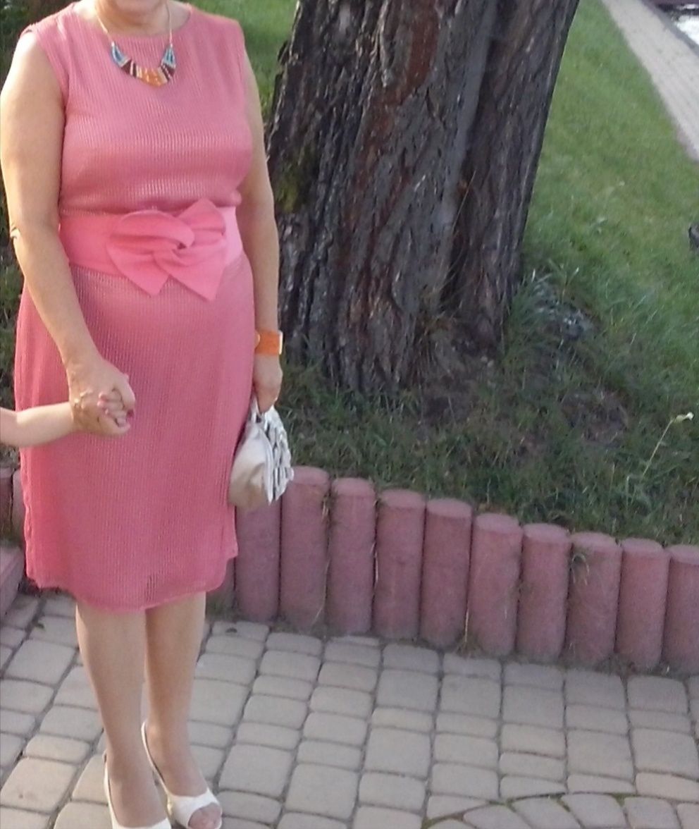 Sukienka różowa bez rękawów z paskiem ozdobnym oraz naszyjnik i branso
