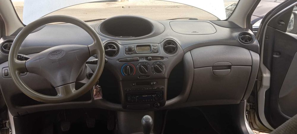 Toyota Yaris 1.0 VVTi, versão terra , em ótimo estado