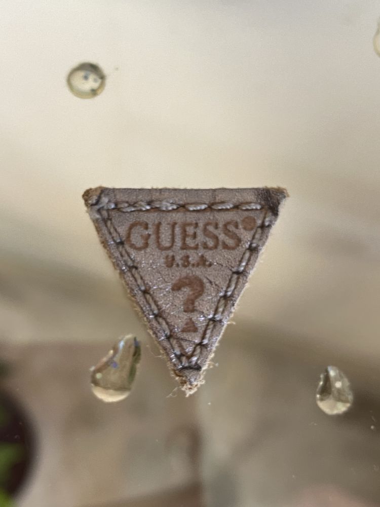 Фирменная эмблема  Guess .