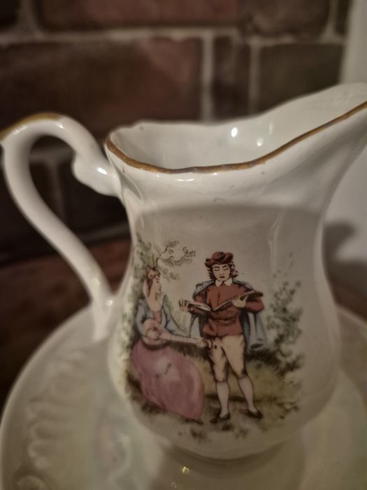 Stara porcelana dzbanek mlecznik