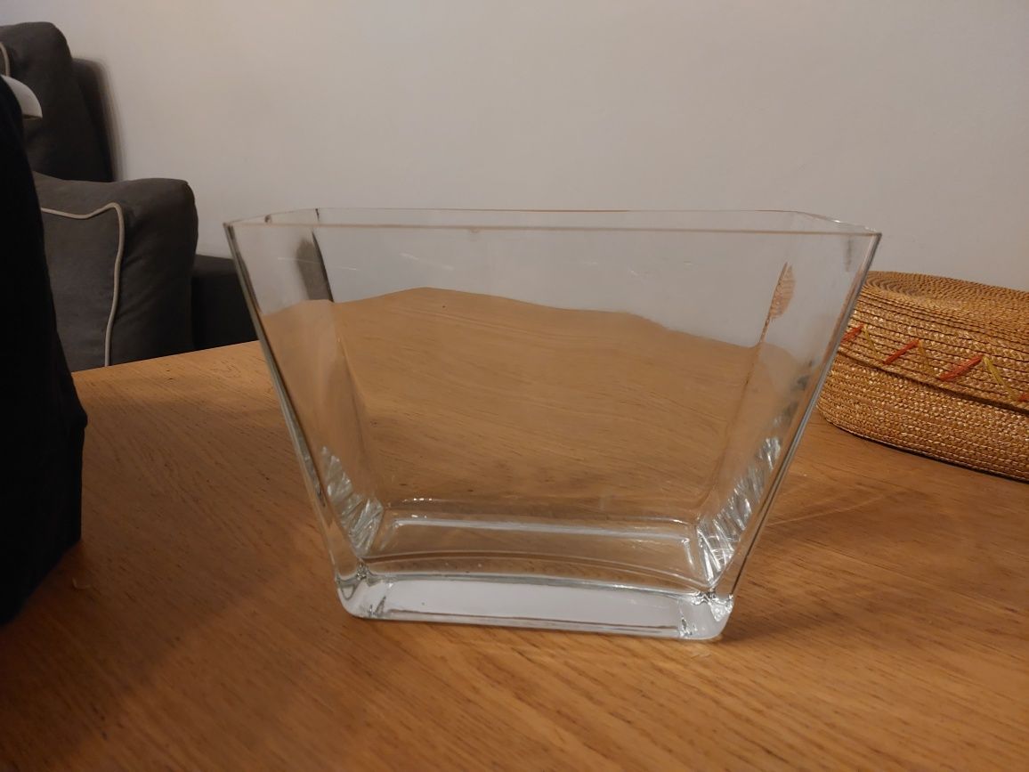 Ciekawy wazon z grubego szkła