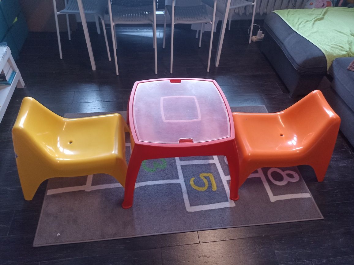 Stolik dla dziecka + 3 krzesełka