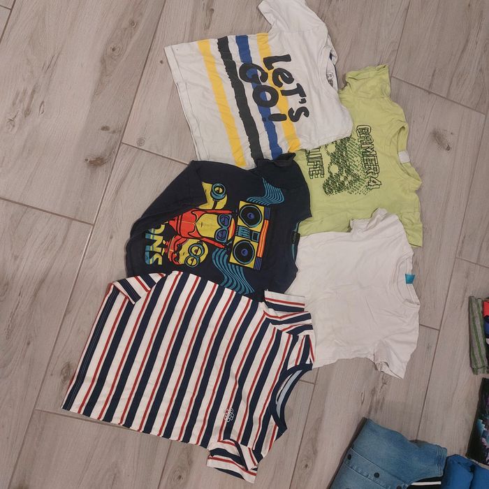 Paka ubrań dla chłopca 128 cm. Zestaw: spodnie, bluzy, koszulki, dres