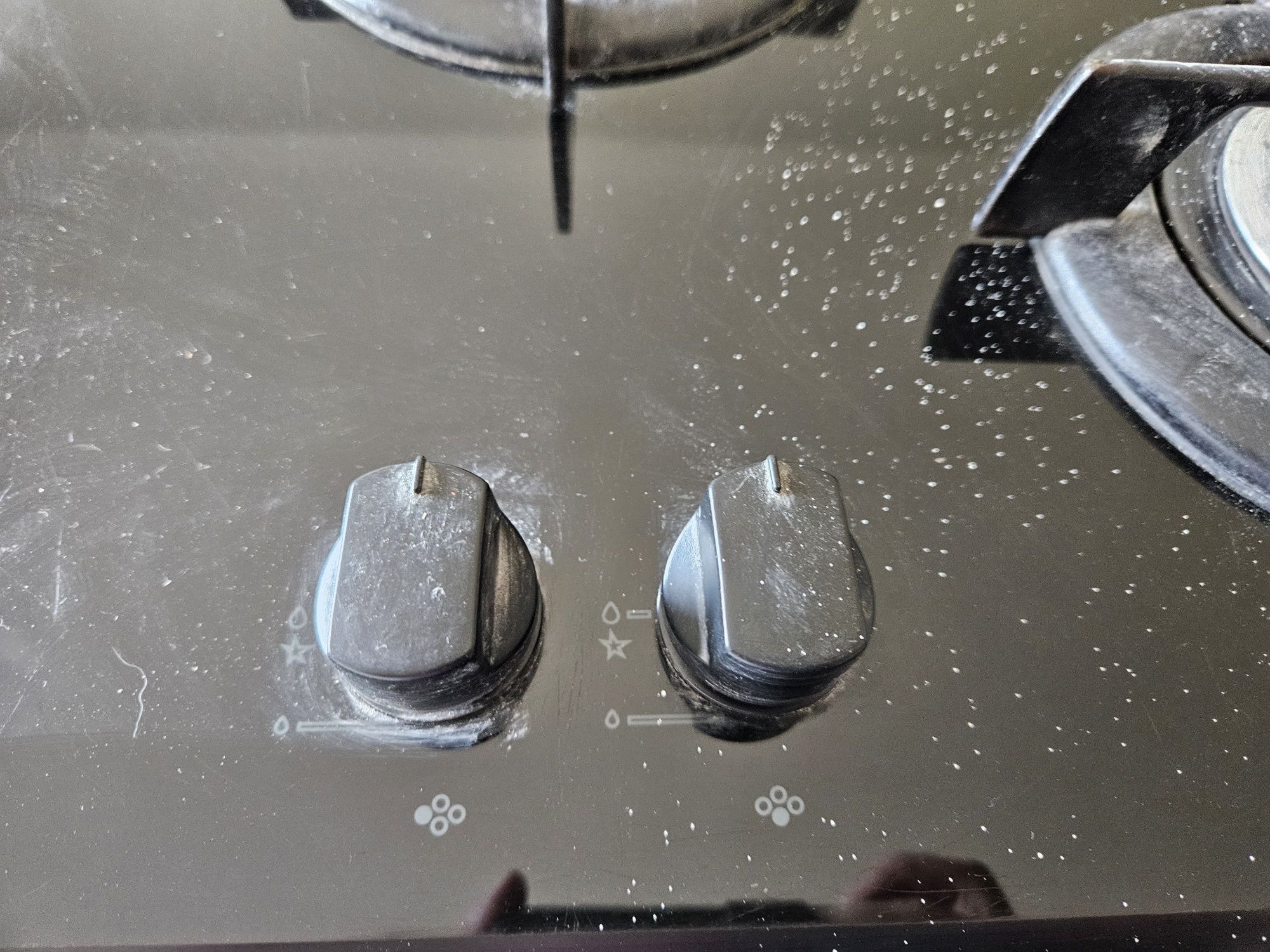 Placa de fogão a gás, 4 bicos, Ariston.
A funcionar