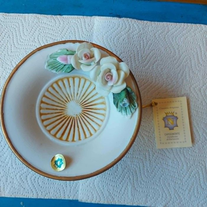Włoska porcelana Creazione Artigiana mała patera na nóżce z różami