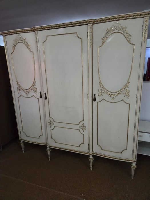 Roupeiro clássico em teka