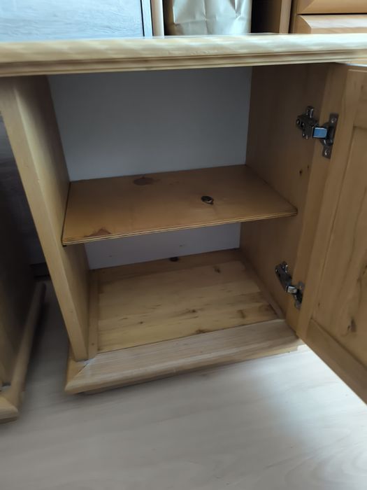 Dwie drewniane szafki w stanie bardzo dobrym