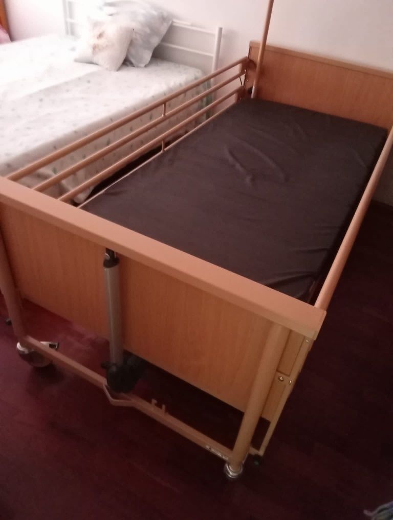 Cama articulada com colchão anti-escaras