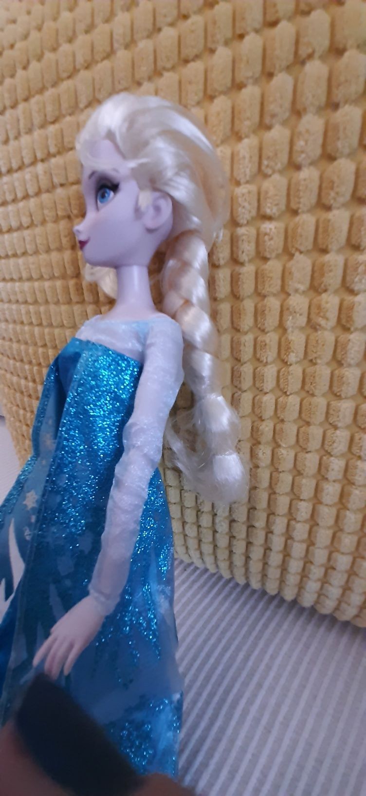 2 bonecas Elsa, uma delas canta