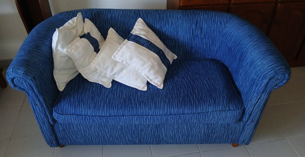 Sofá três pessoas c/ almofadas