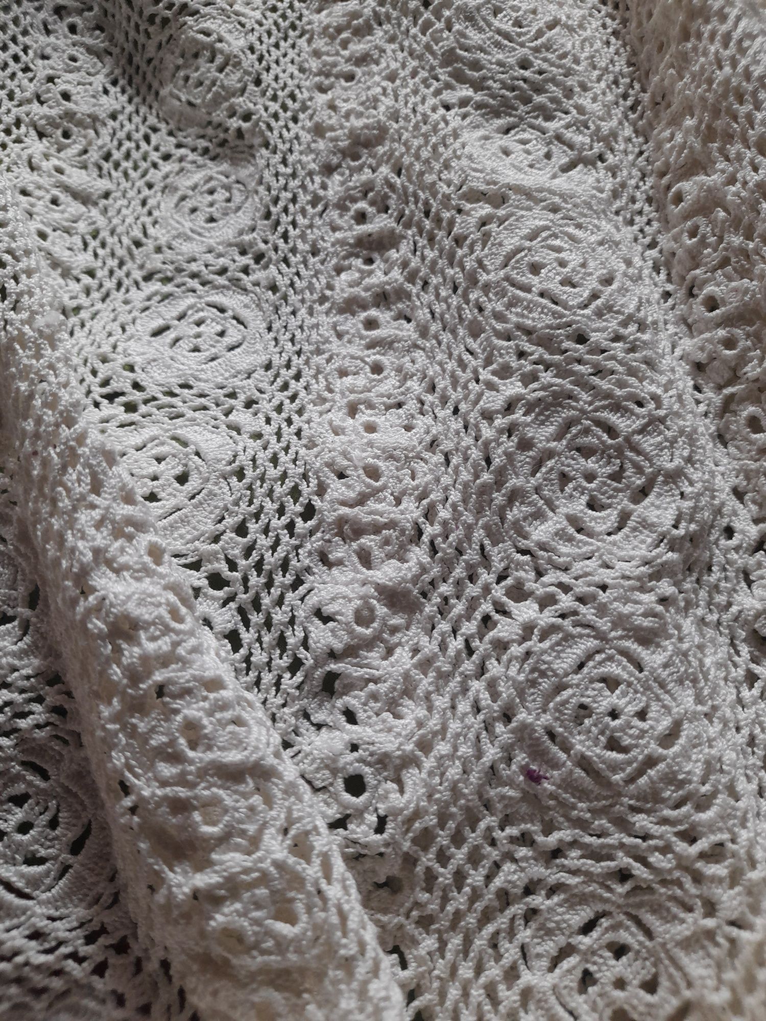 Sweter robiony na szydełku