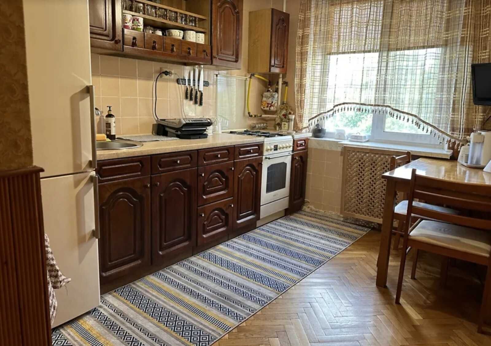 Продається добра 3-х кімнатна квартира зі всім. Р-н мед. університету