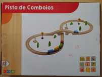 Pista de comboios em madeira