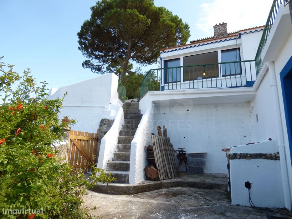 Moradia (remodelada) c/ espaços exteriores e vista soberba de mar. ...