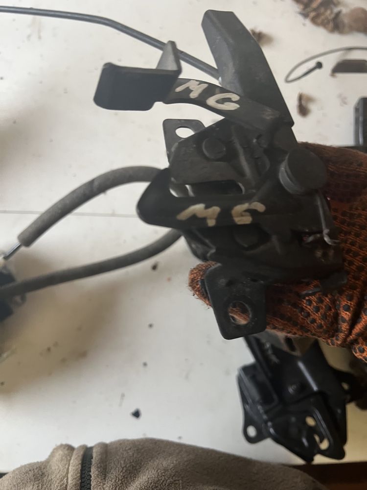 Замок капота mg 5 cross