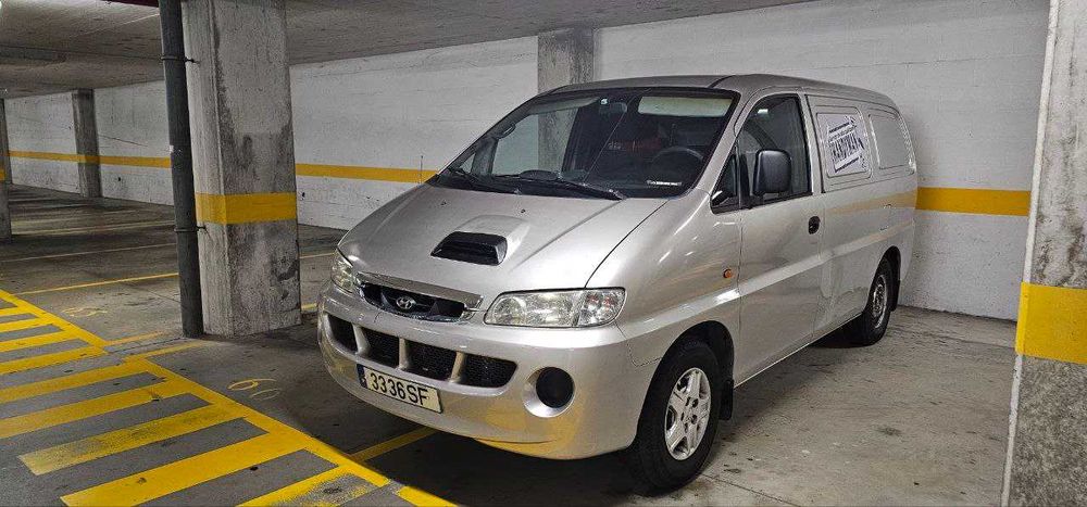 Hyundai H1 comercial.
