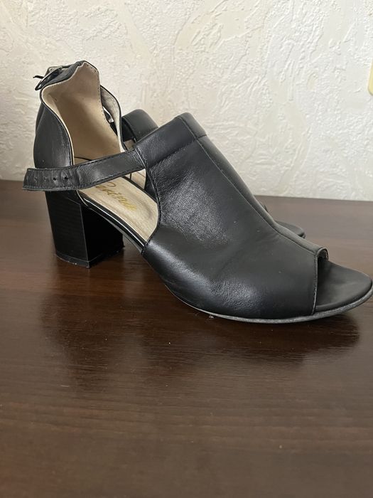 Жіночі босоніжки з натуральної шкіри