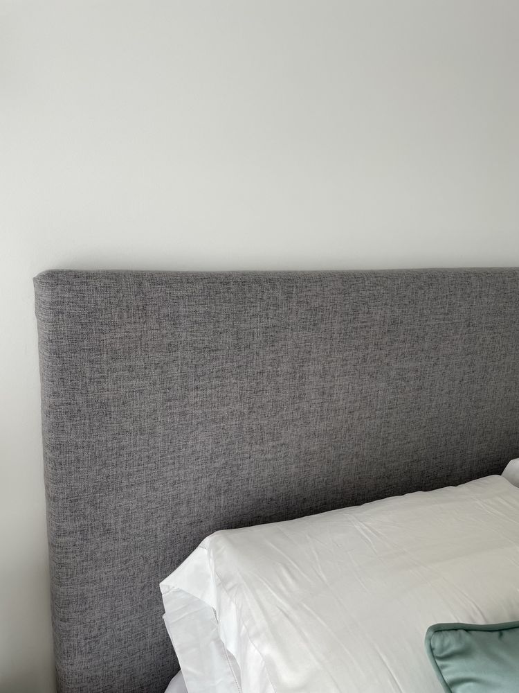Cama com cabeceira estofada