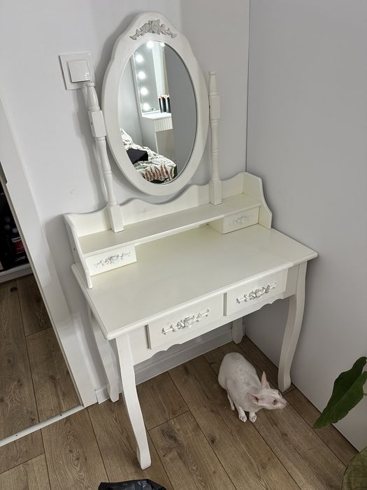 Toaletka biała z lustrem i taboretem