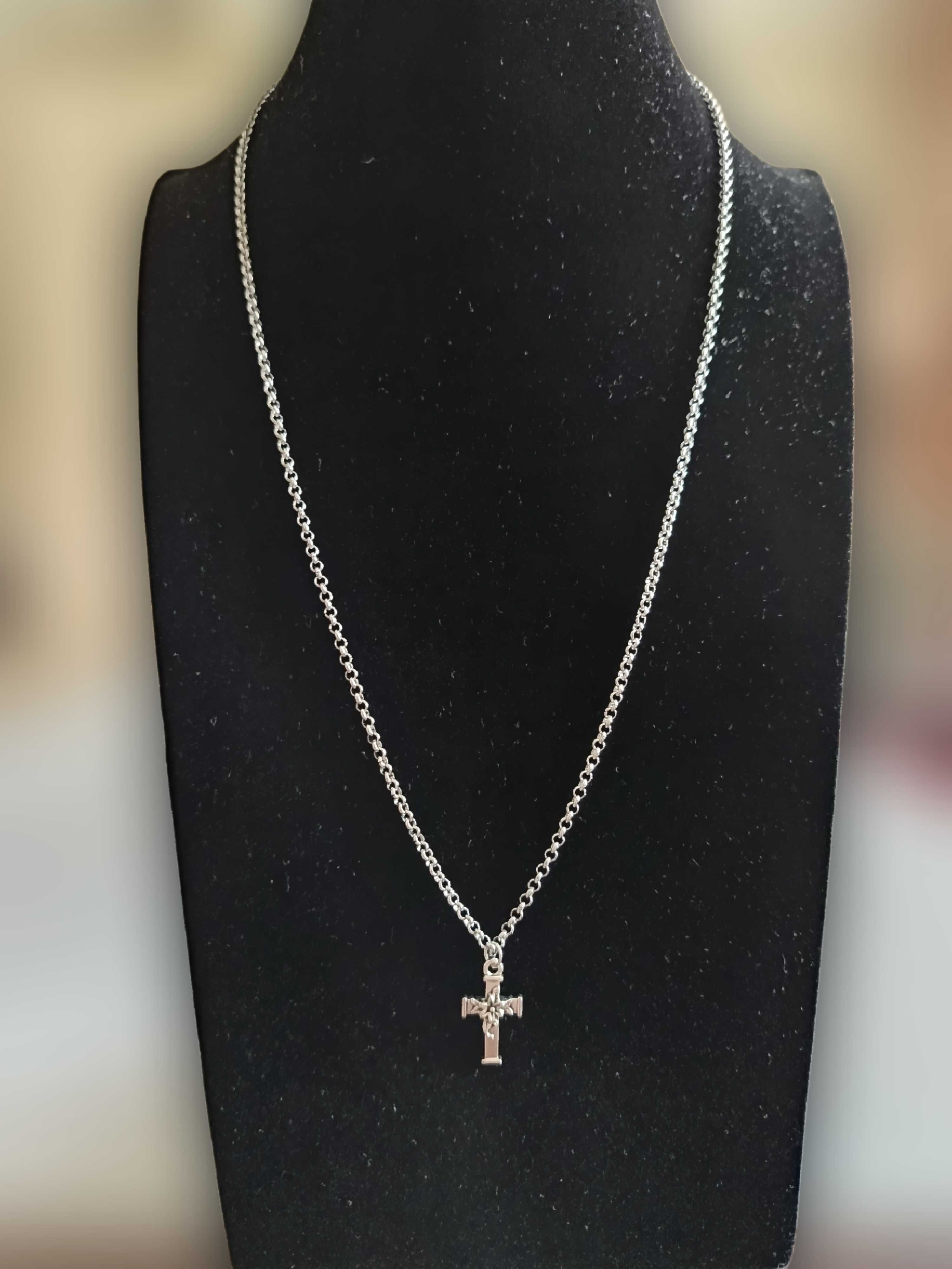Prosty, delikatny łańcuszek ze stali chirurgicznej z Krzyżykiem. 55 cm
