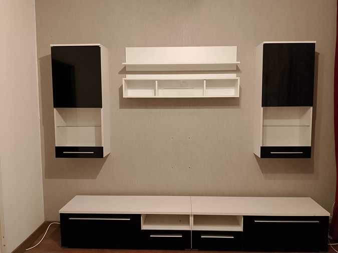 Zestaw mebli rtv z szafkami wiszącymi