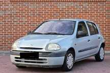 Vendo Renault Clio de 2001, gasolina, com 150.000 km.