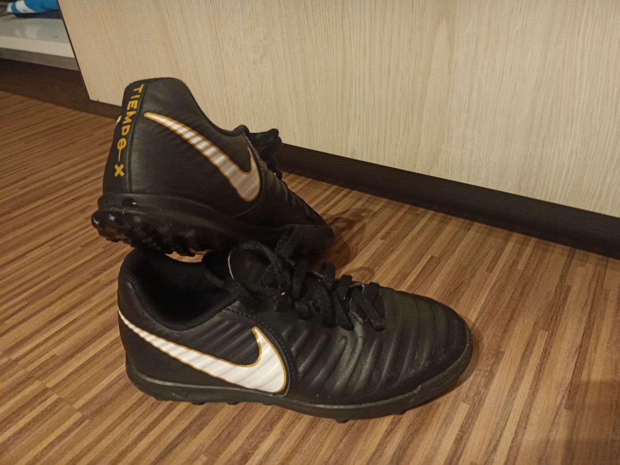 Nike Tiempo turfy 33