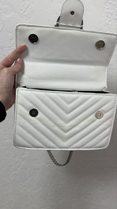 Продам гарну жіночу сумку білу на ланцюжку, вмістка , дешево