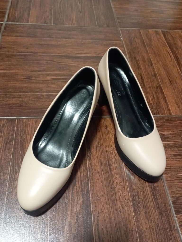 Buty na obcasie 36