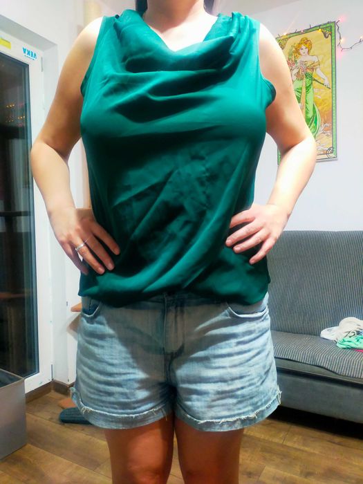 Bluzka w odcieniu morskiej zieleni