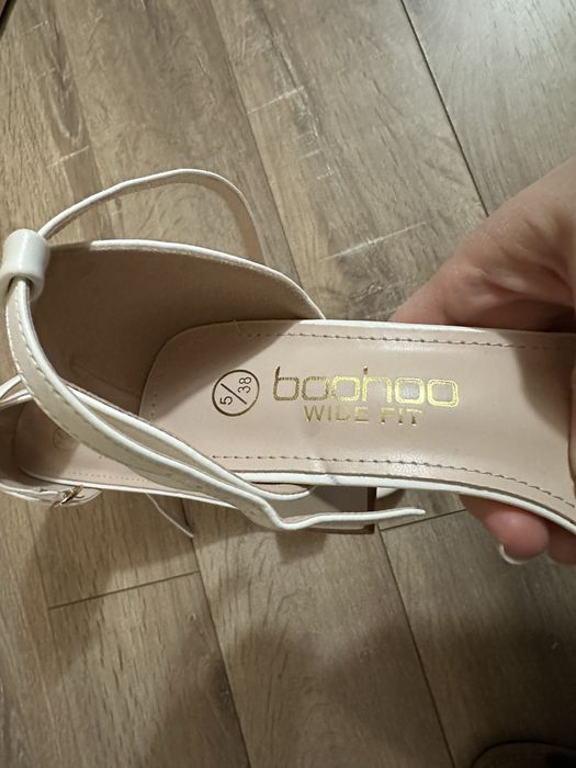 Продам білі босоніжки 38р нові невисокий каблук