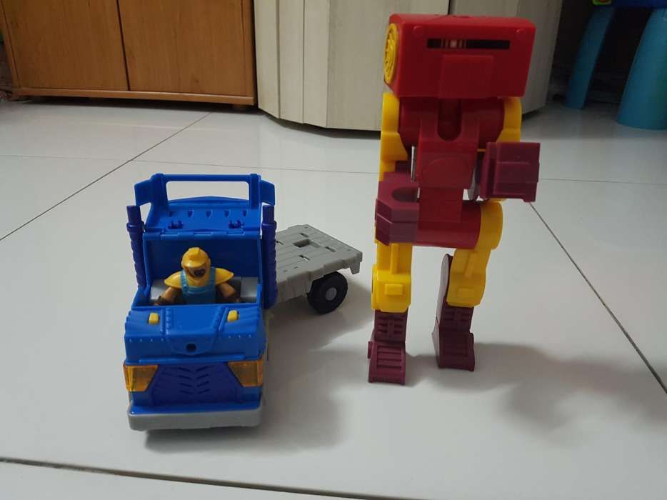 Auto z robotem fisher price.