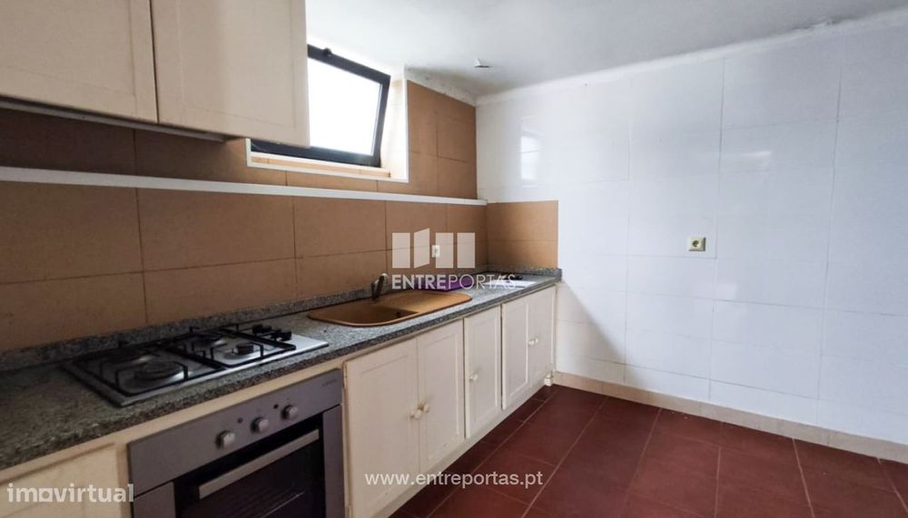 Venda de Espaço comercial transformado em apartamento T1, Areosa, Via