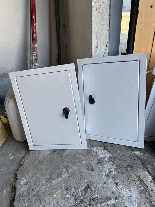 Дверцята, двері до слаботочного щита.