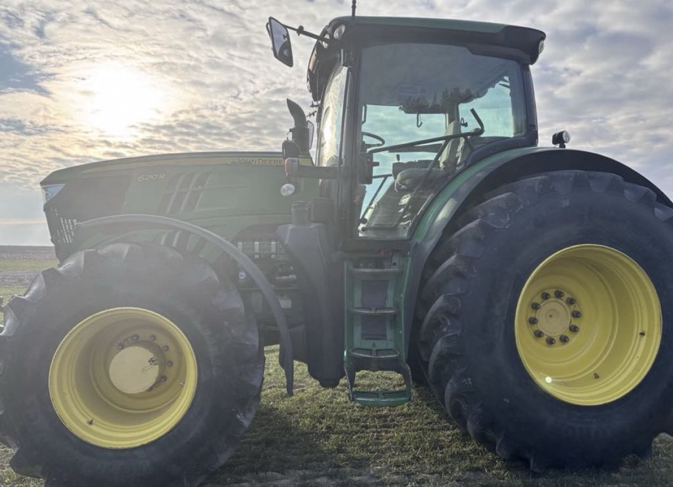 Sprzedam ciągnik John Deere 6210 R