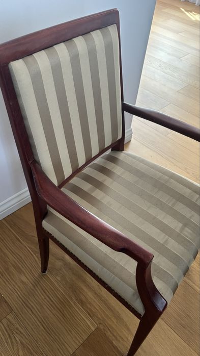 Krzesła do jadalni b. eleganckie