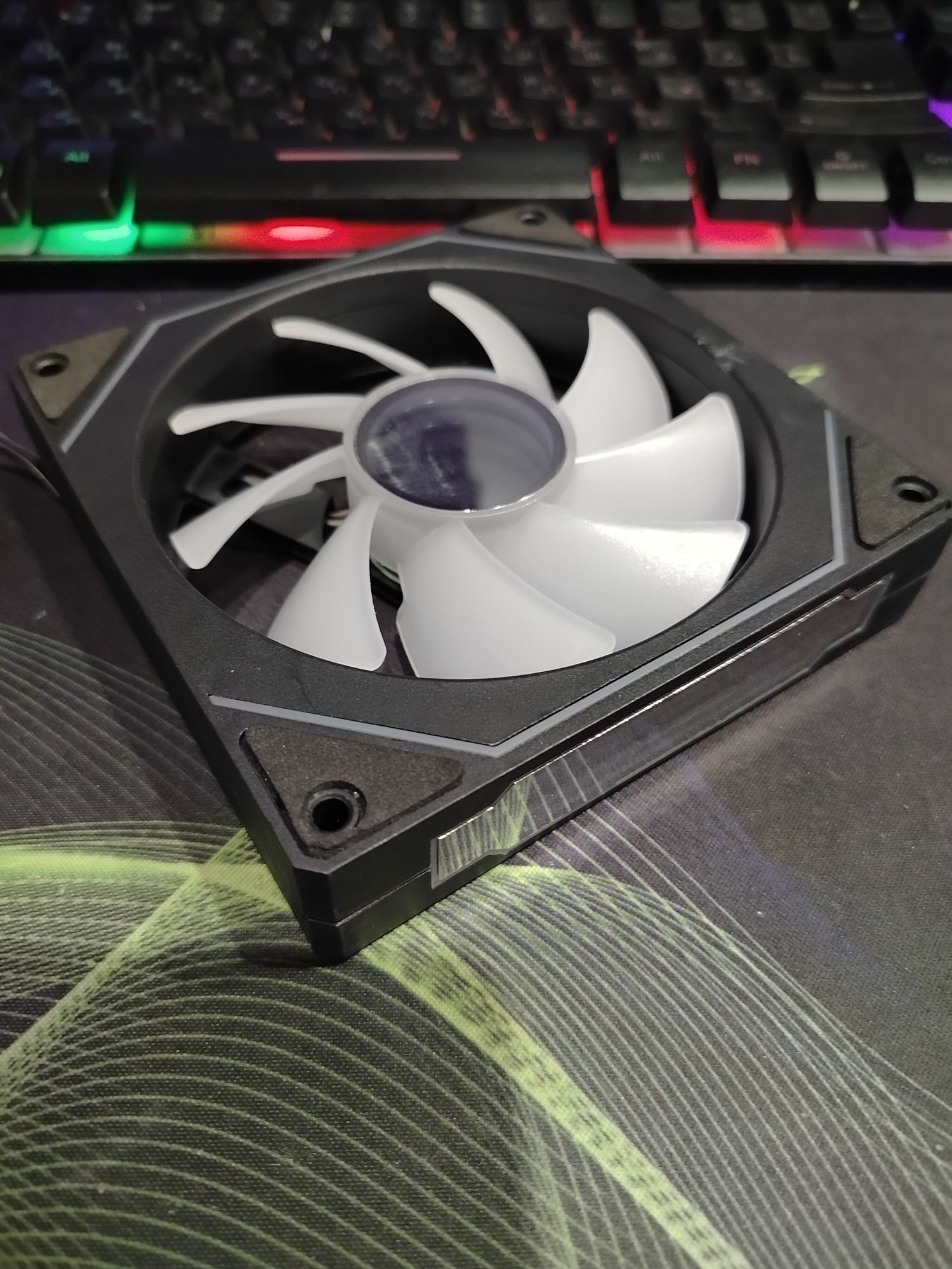 Продам вентиляторы для корпуса a-rgb цена за 8 шт