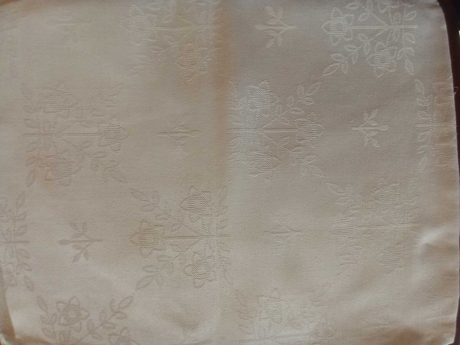 Biały obrus adamaszkowy