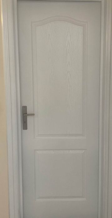 Portas interior com fechaduras e fechos