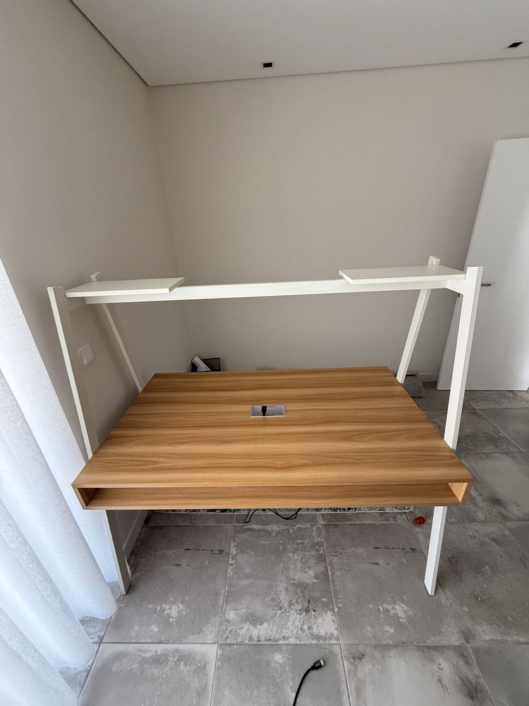 Secretária SKLUM com design moderno – como nova!