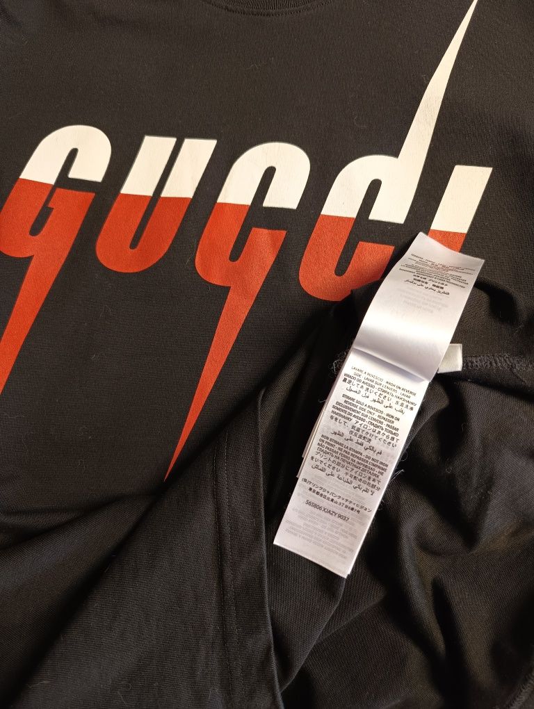 Koszulka Gucci. Motyw logo Blade.