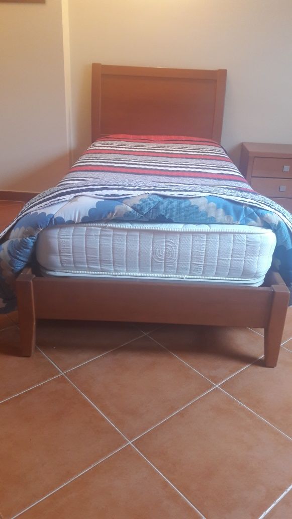 Cama solteiro  com colchão
