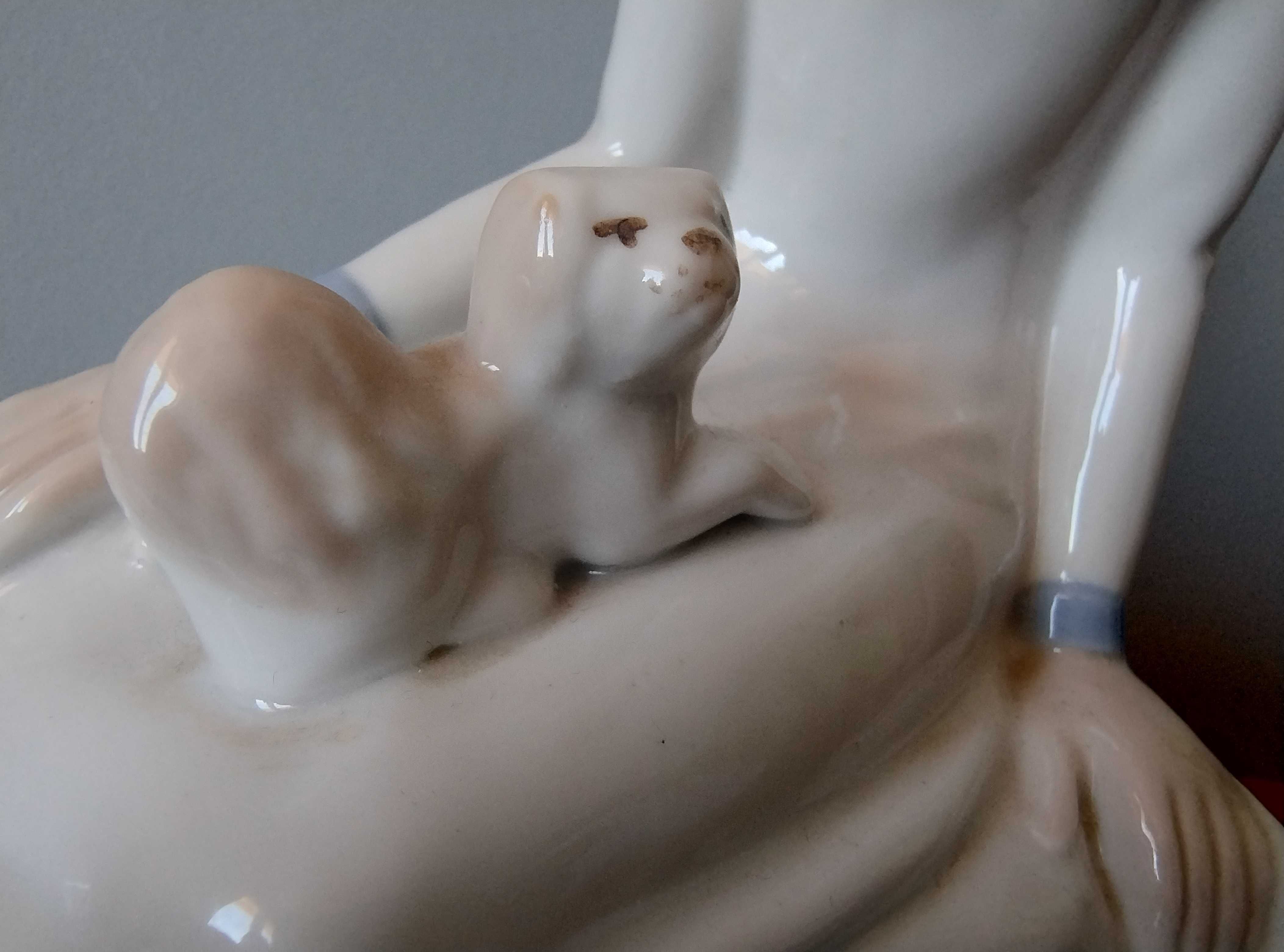 Figurka z porcelany porcelanowa figura dama kobieta dziewczyna z psem